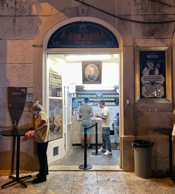 Entrada del bar "A Ginjinha" en Lisboa