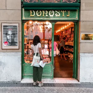 Delante de la librería Donosti en San Sebastian