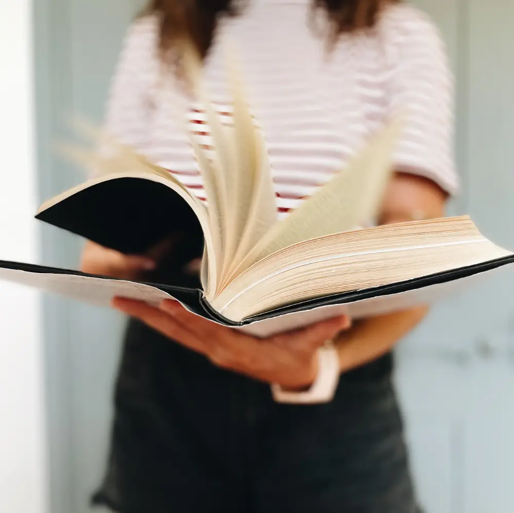 Ojeando un libro abierto en primer plano