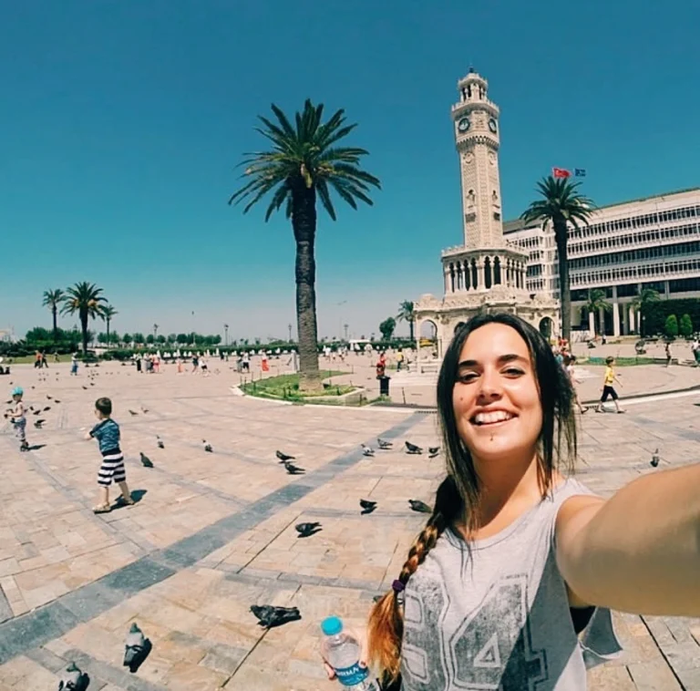 Esther en la plaza del reloj de Konak en Estambul