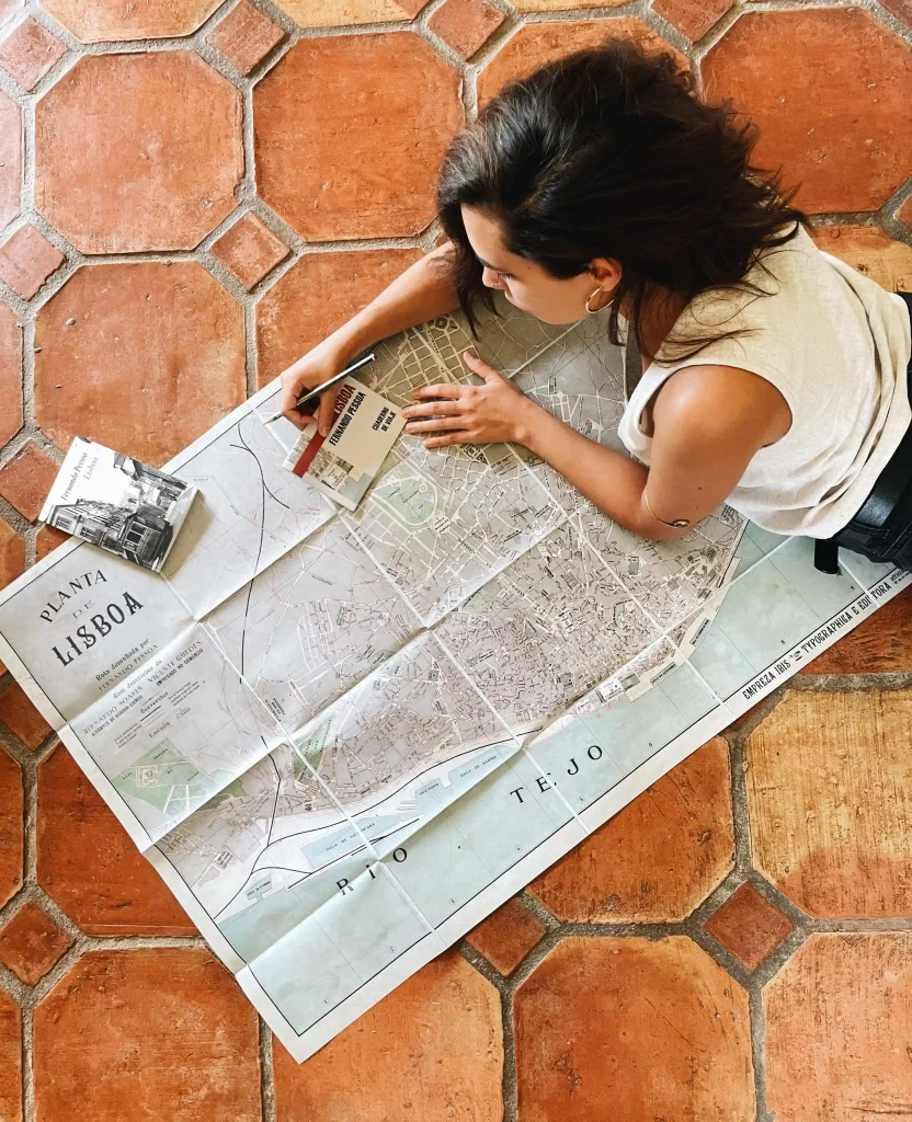 Esther en el suelo con el plano de Lisboa