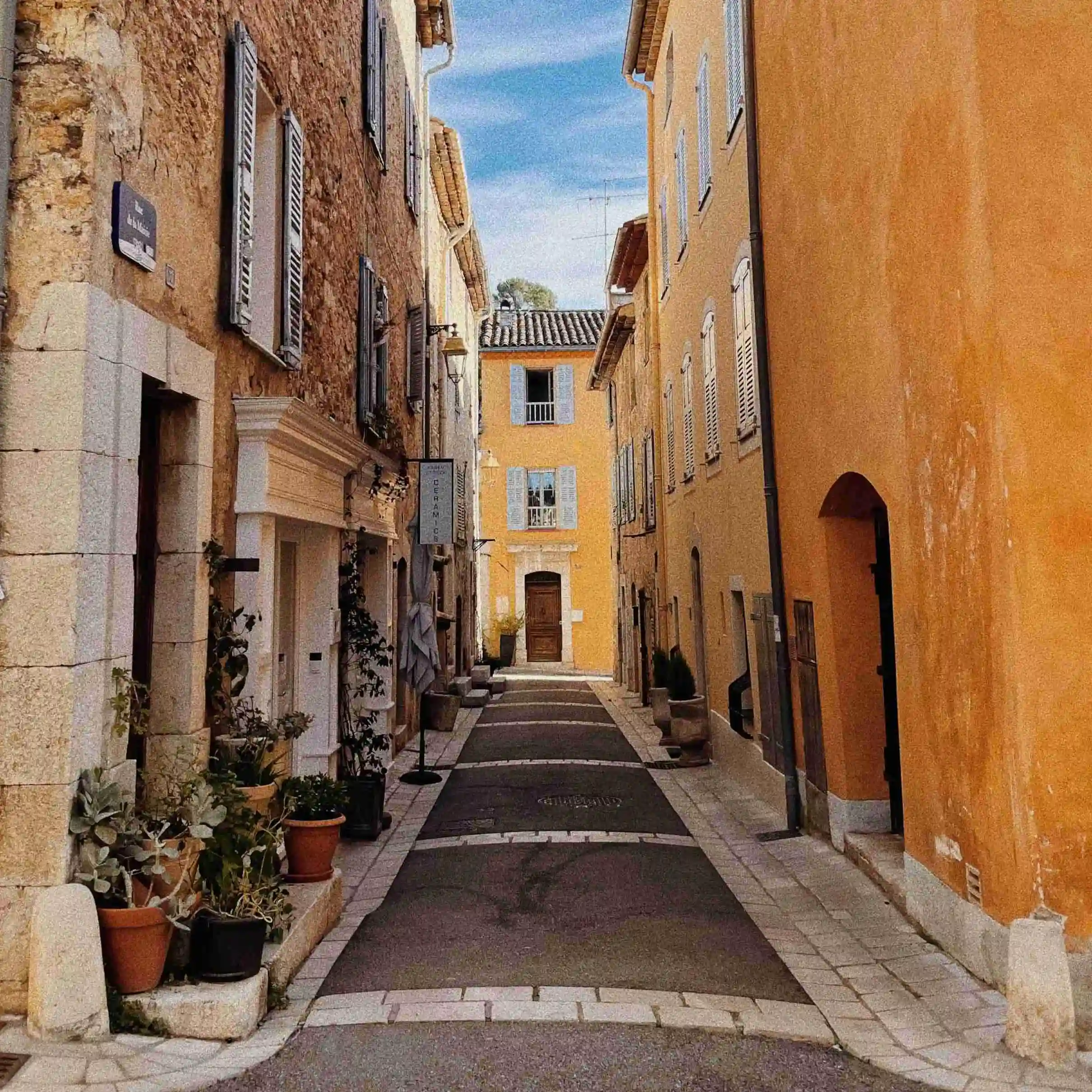 Las calles de Vallbonne un pueblecito de la costa azul en Francia