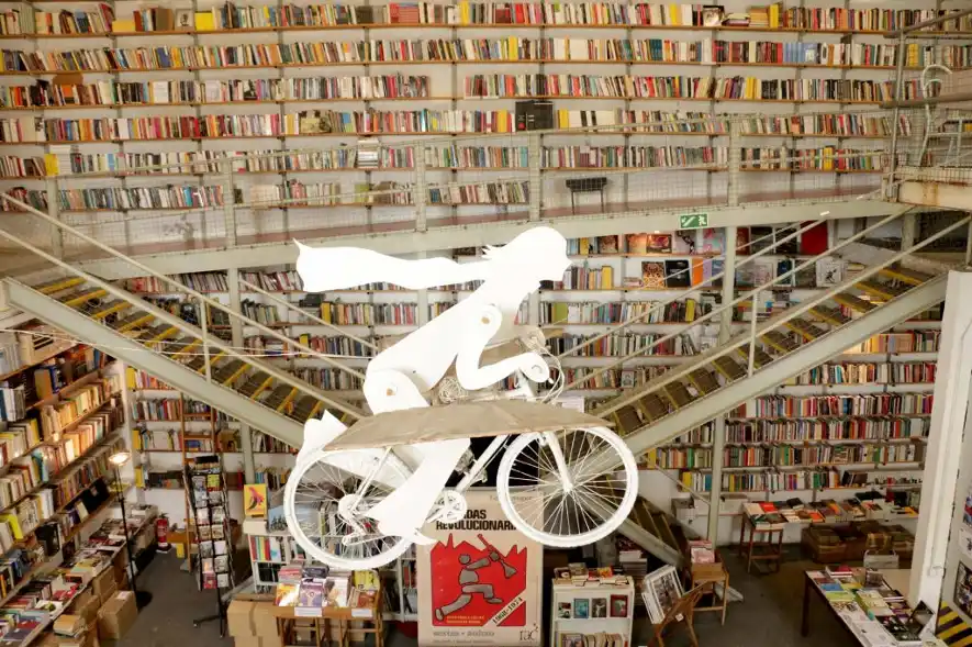 Estanterías de libros en la famosa librería Ler Devagar en la LXFactory en Lisboa.