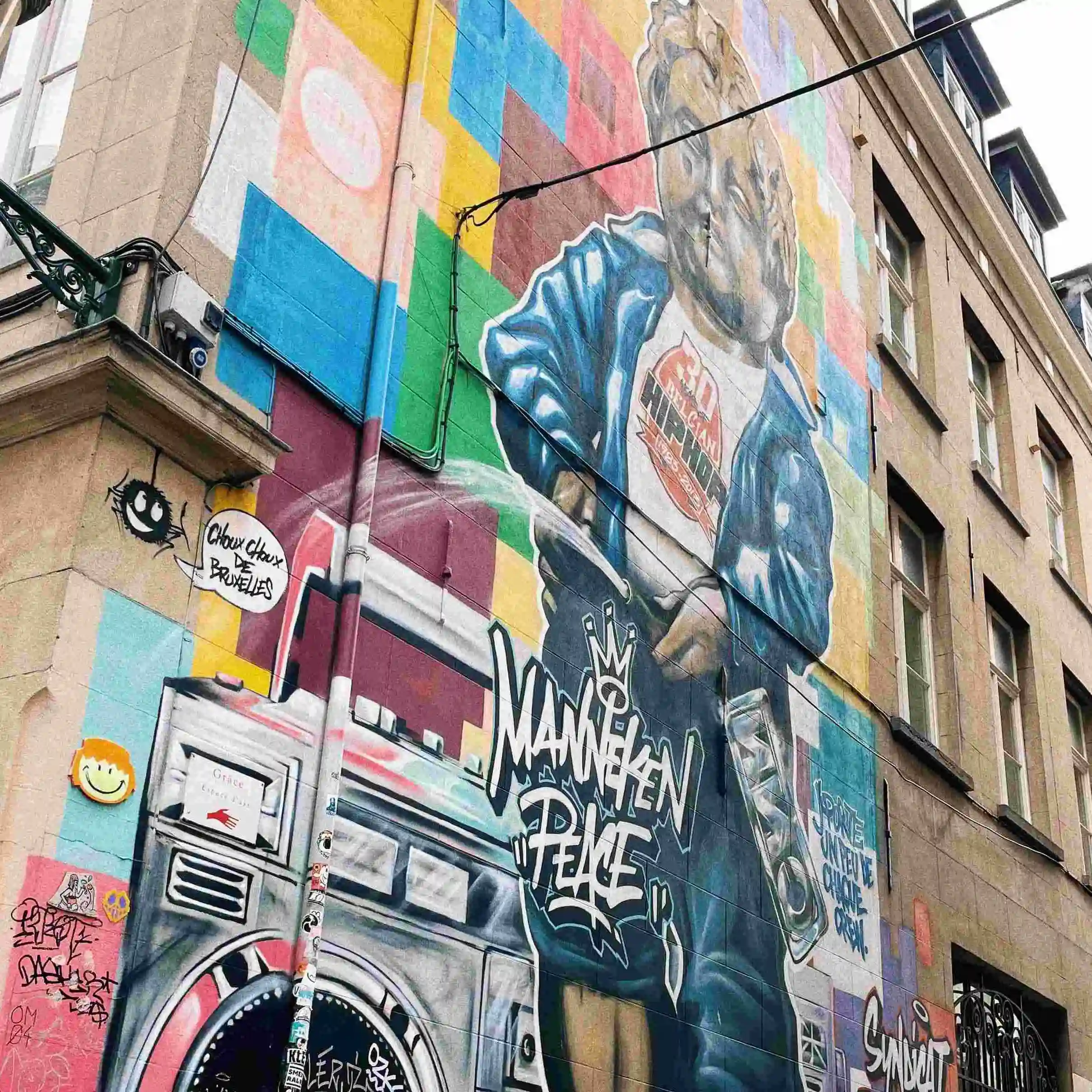 Graffiti del manneken pis en Bruselas