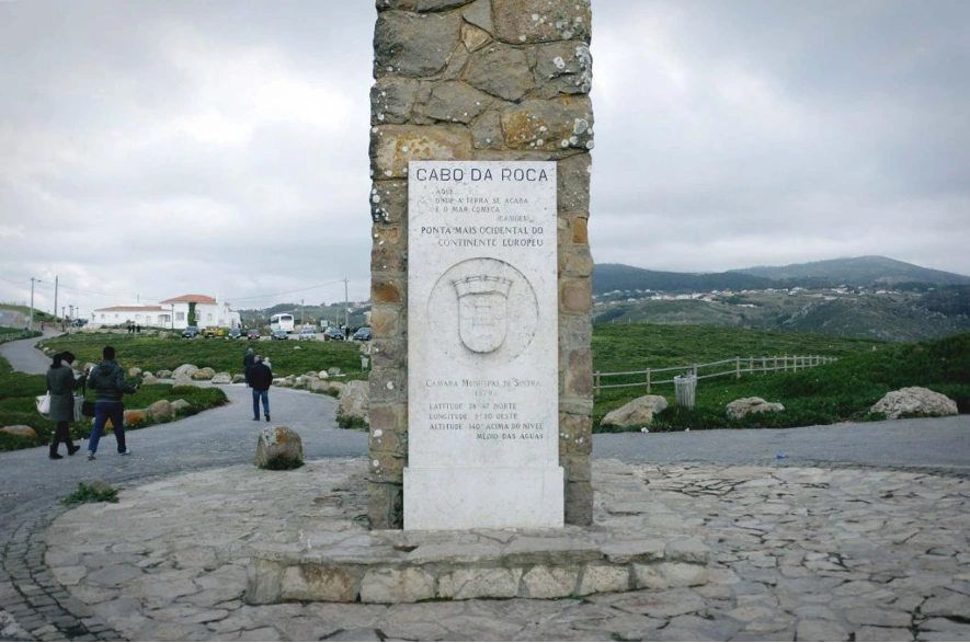 Placa conmemorativa en el Cabo de Roca en Lisboa