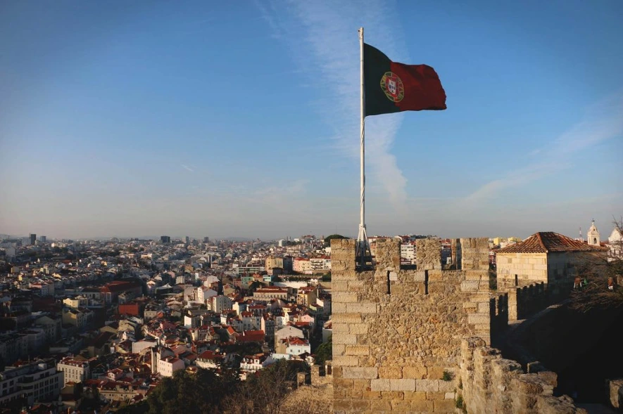 Vistas de todo Lisboa desde el Castelo Sao Jorge Lisboa con una gran bandera.