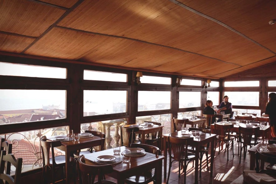 Las vistas desde el interior del restaurante Chapito en Lisboa.