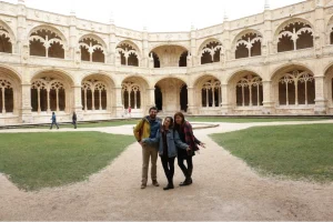 En el patio del Monasterio dos Jerónimos en Lisboa con amigos.