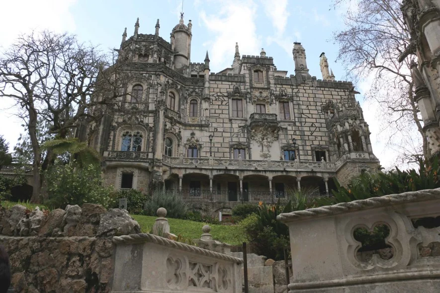 Entrada al Palacio de Regaleira en Lisboa. Un gran edificio de época.