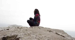Mujer viajando sola.